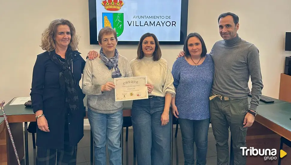 Villamayor entrega a ASDEM la recaudación de la comida solidaria de las fiestas de Las Candelas