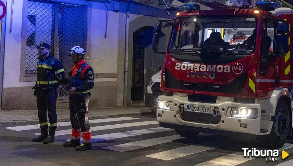 Desalojado un edificio de viviendas en la calle Regato del Anís de Salamanca por un incendio