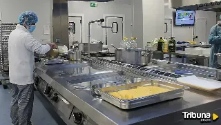 La cocina del Hospital sirve 700 menús diarios: "Nuestra prioridad es la seguridad alimentaria del paciente"