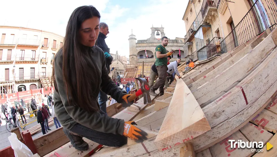 Dos mujeres pioneras en el montaje de los 'tablaos' de la plaza de toros de Ciudad Rodrigo