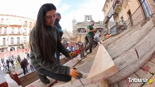 Dos mujeres pioneras en el montaje de los 'tablaos' de la plaza de toros de Ciudad Rodrigo