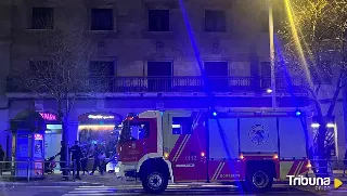 Una llama en lo alto de un edificio del Paseo de la Estación desata la alarma 