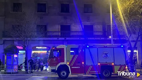 Una llama en lo alto de un edificio del Paseo de la Estación desata la alarma 