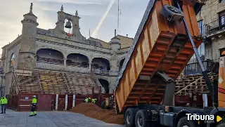 Cuenta atrás para el Carnaval de Toro: comienzan a esparcir la arena en la plaza de Ciudad Rodrigo