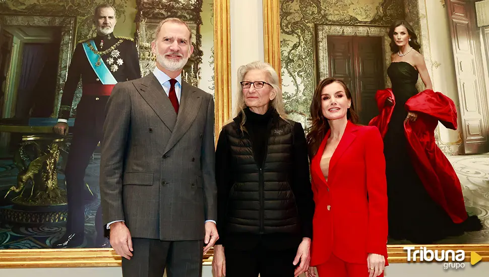 Felipe VI y Letizia contemplan sus retratos ante la fotógrafa Annie Leibovitz