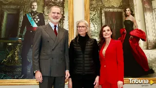 Felipe VI y Letizia contemplan sus retratos ante la fotógrafa Annie Leibovitz