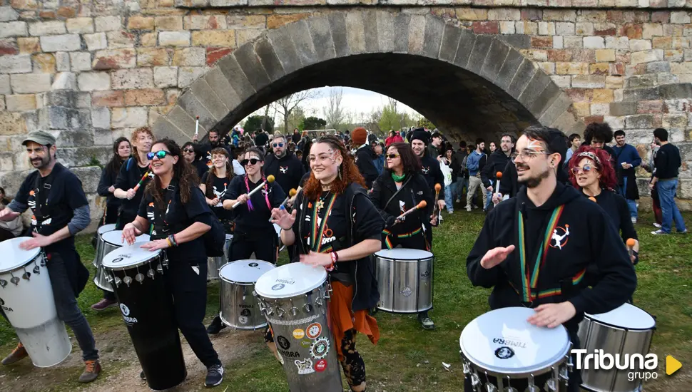 La batucada de Blocco Charro recorrerá las calles del barrio del Oeste para celebrar el Carnaval