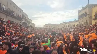 Ciudad Rodrigo se tiñe de naranja para darle la bienvenida al Carnaval en un multitudinario Campanazo