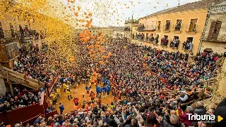 Ciudad Rodrigo se tiñe de naranja para darle la bienvenida al Carnaval en un multitudinario Campanazo