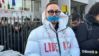 Un actor porno se encadena ante un colegio por el veto a la conferencia que iba a dar sobre educación sexual