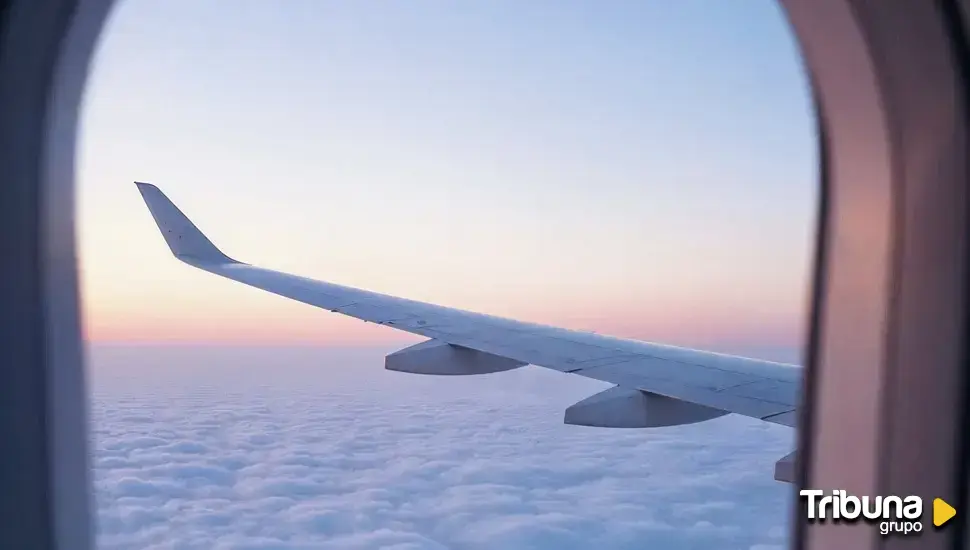 Un pasajero intenta abrir la puerta de la cabina de un avión en pleno vuelo Madrid-Caracas