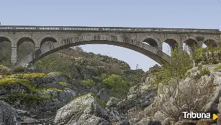 El río Huebra en nivel rojo al paso por Puente Resbala y con tres carreteras cortadas por la nieve