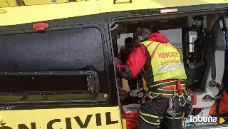 Rescatado un trabajador herido al volcar la máquina forestal en Agallas